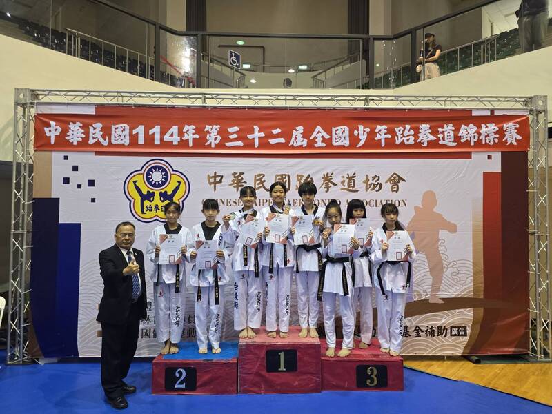 501班吳沂霏與全體得獎者合照圖片