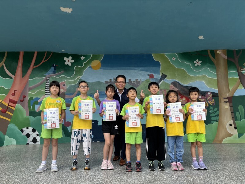 獲獎學生與校長合照