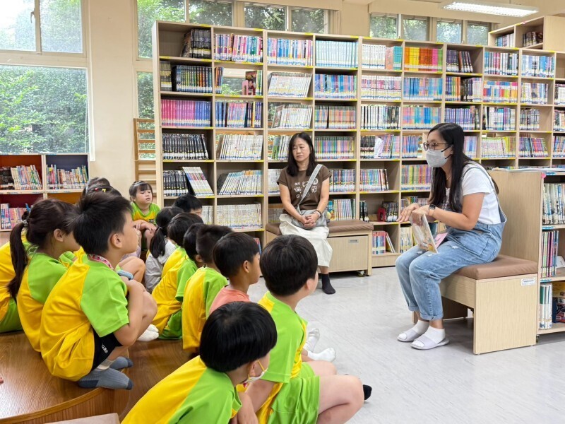 學生聆聽志工說明