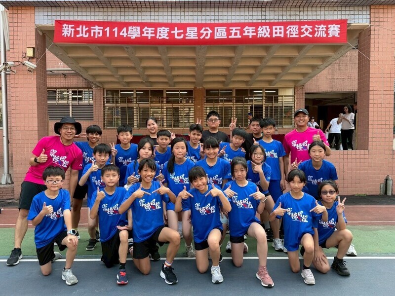 田徑隊師生合影師生