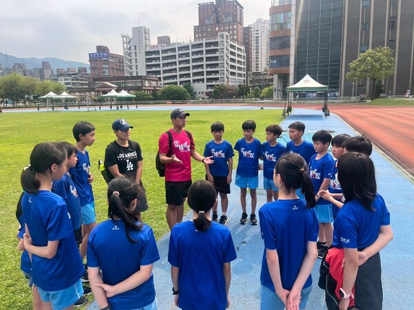 師生討論比賽注意事項