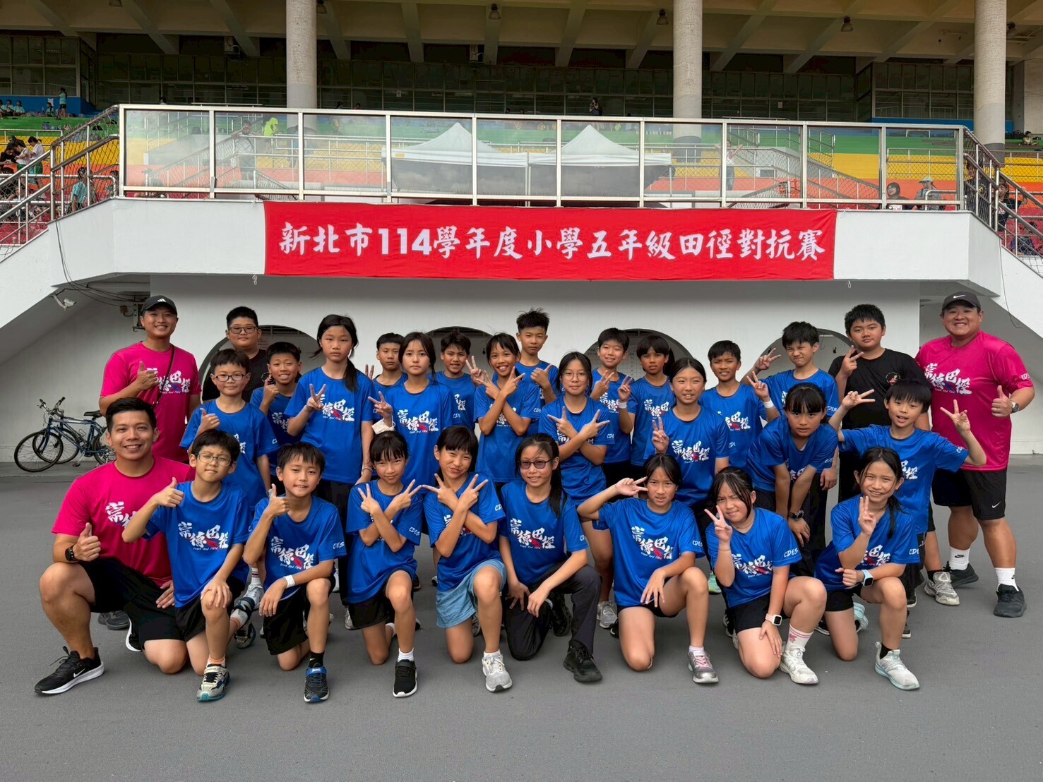 田徑隊師生合影