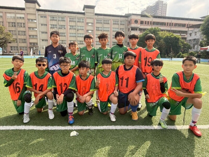 足球隊師生合影