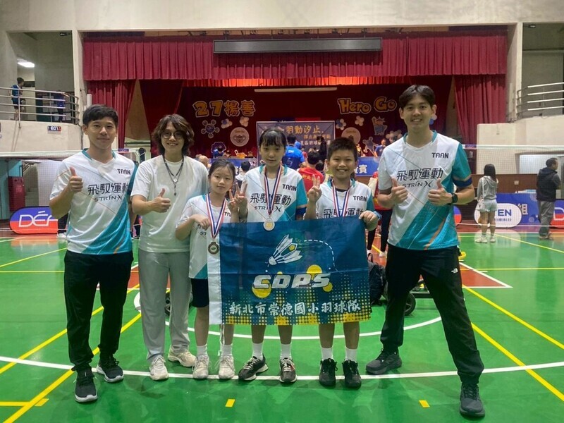 羽球隊師生合影