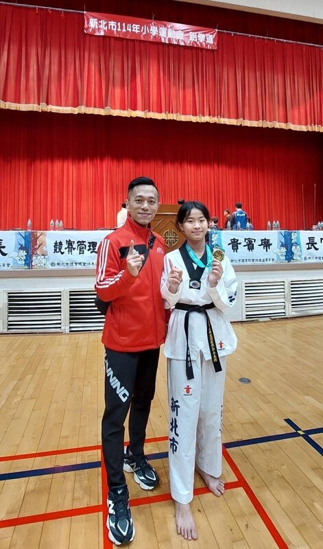 501班吳沂霏與教練合照圖片