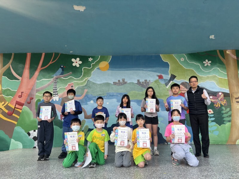 閱讀認真獲獎學生與校長合照